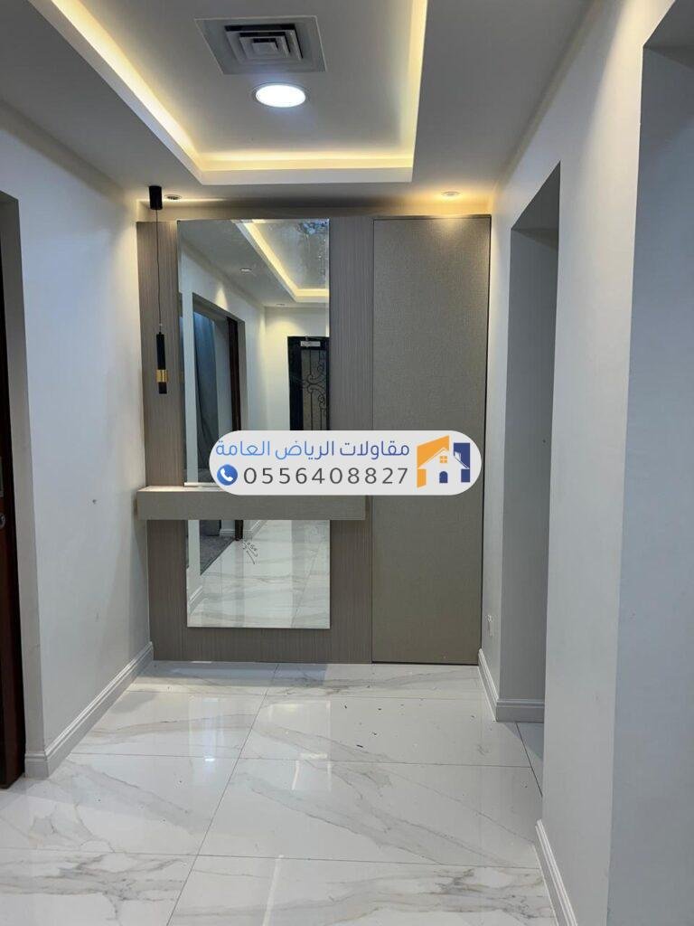 ديكورات فلل راقية باستخدام بديل الخشب، الرخام وورق الجدران.